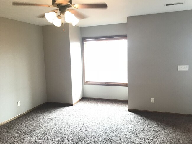 Building Photo - 2 Bed/1.5 Bath Townhome For Rent!