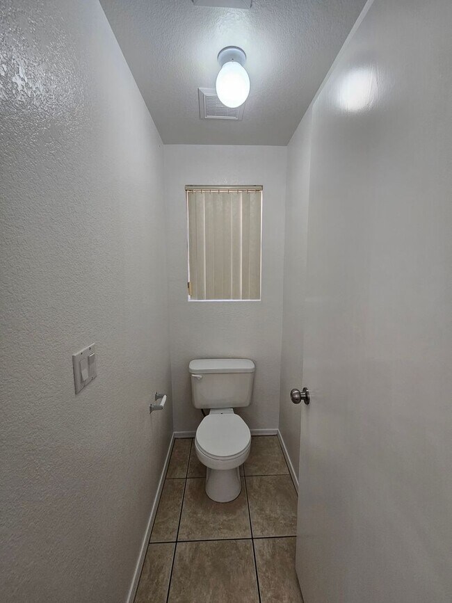 Building Photo - 3 Bedroom Home - No HOA - Single Level - North Phoenix *$500 Off First Month's Rent*