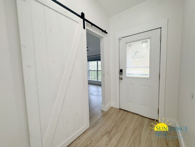 Building Photo - Charming 3-Bedroom + Office Home in Crestview, Prime Location Near I-10 & FL-85!