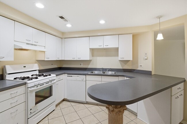 Building Photo - 6337 Roosevelt Rd