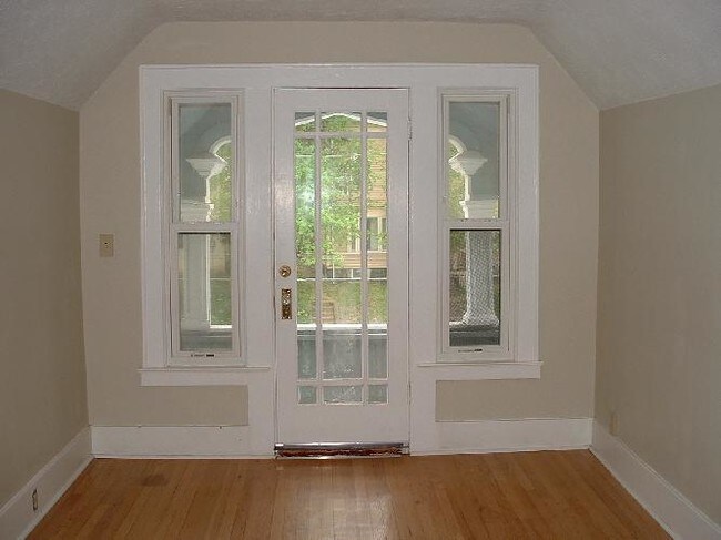 Building Photo - 1221 E Genesee St