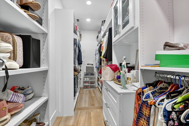 Building Photo - 9167 Oak Alley Dr