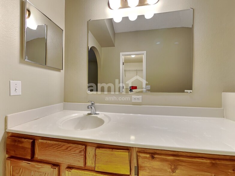 Building Photo - 16560 Corner Lake Dr