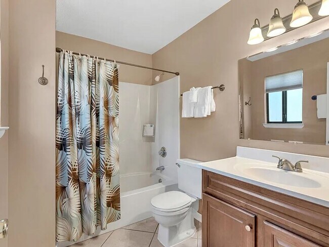 Building Photo - Beautiful Condo with Beach Front Access