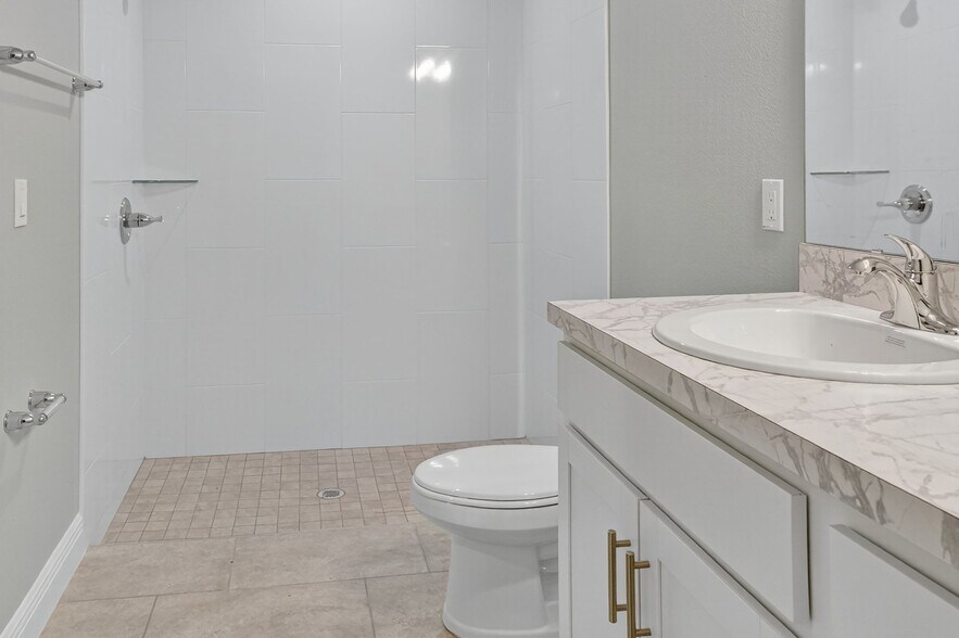 Building Photo - 214 Center St