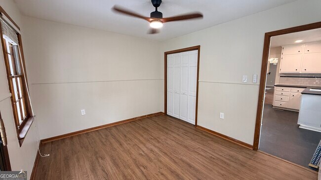 Building Photo - 142 Oak Ave