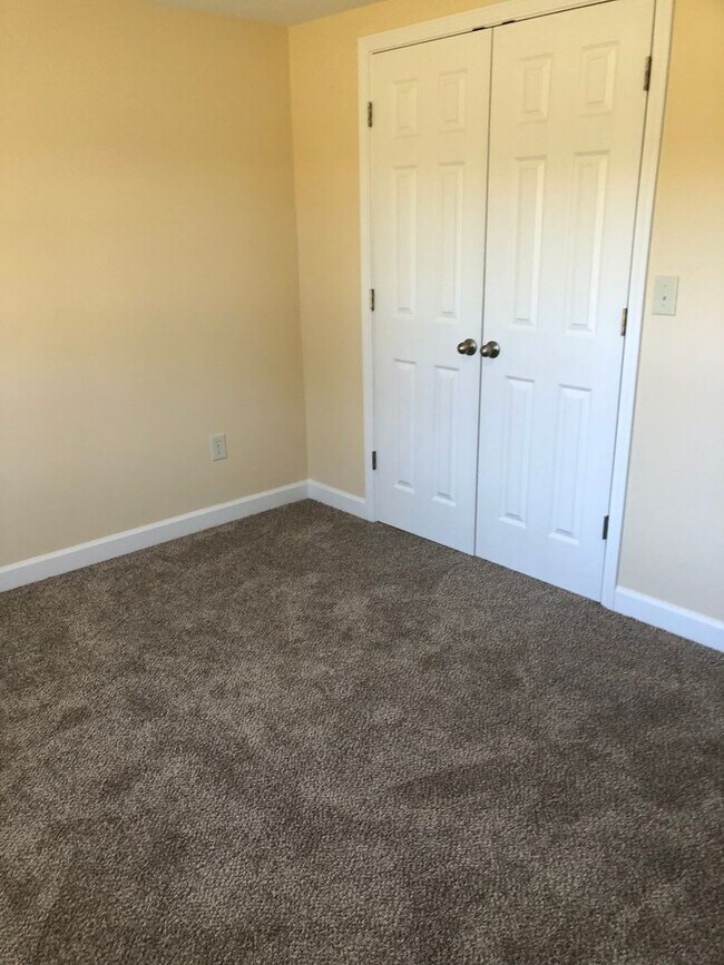 Building Photo - 2016 Iris Rd