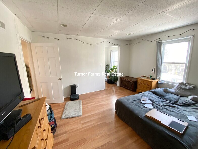 Building Photo - 102 Buttonwood St
