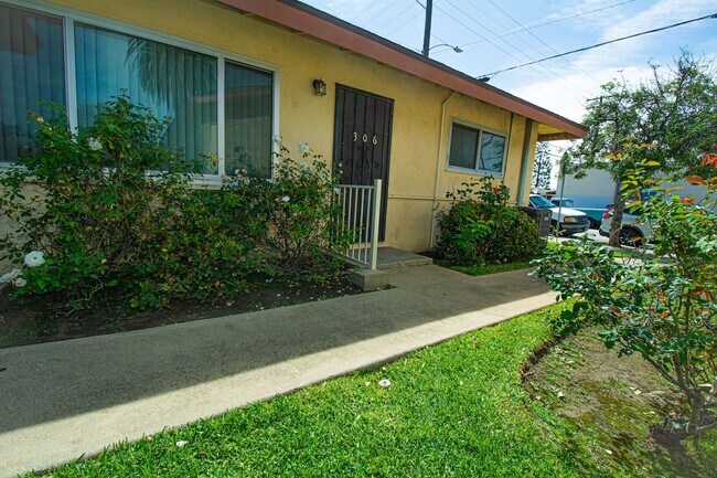 Building Photo - 306 N Azusa Ave