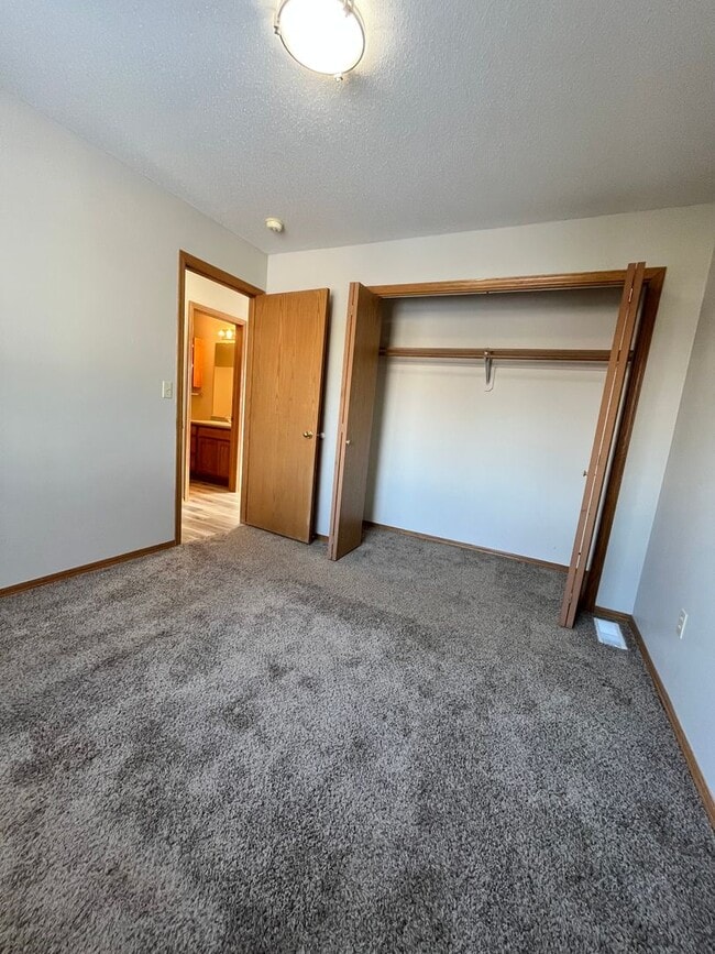 Building Photo - 5 Bed/2 Bath West Side Home!