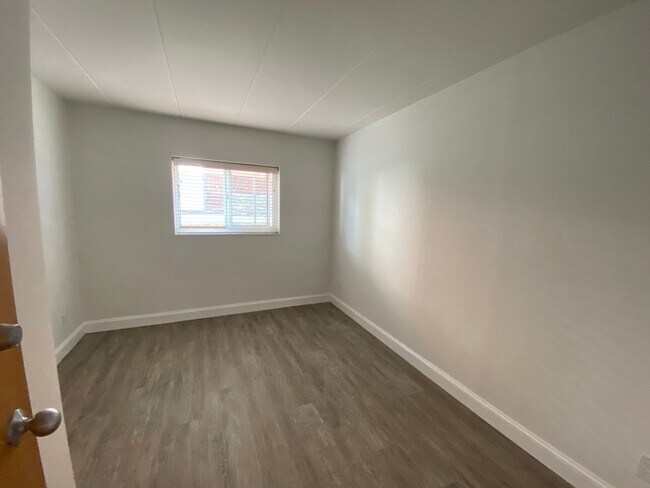 Building Photo - 153 E 12th Ave