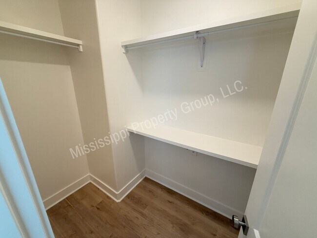 Building Photo - 703 Miramar Ln