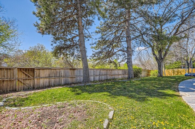 Building Photo - Gorgeous Home in Centennial w/Beautiful Fi...
