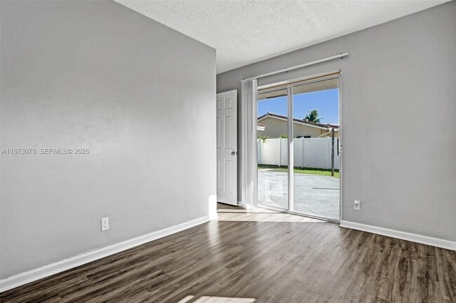 Building Photo - 949 SE 10th Ct