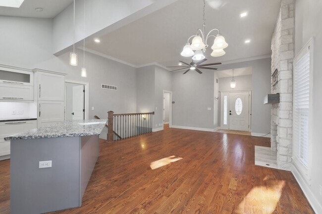Building Photo - {10805} Gorgeous Remodel in Fantastic Location + One Level Living + Hardwood Floors & Granite Cou...