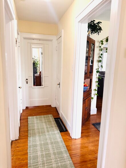 Building Photo - 218 E 24th St