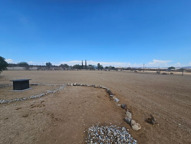 Building Photo - 2 bed 1 bath home + bonus room near Joshua...