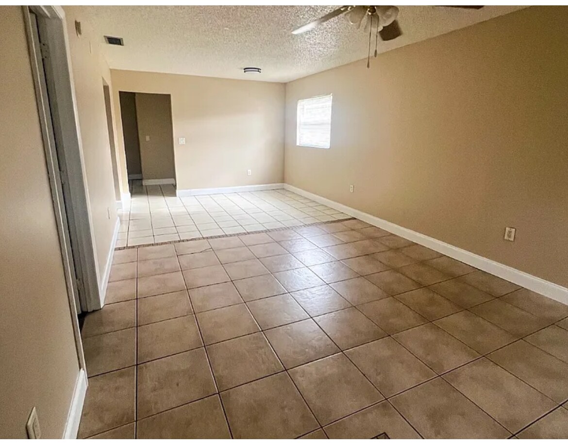 Building Photo - 706 W Alamo Dr