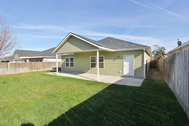 Building Photo - Spacious Home In A Beautiful Neighborhood!