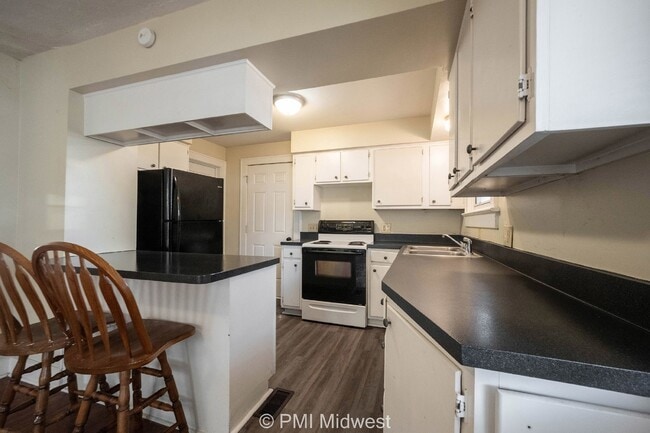 Building Photo - "Charming 2-Bed Home with Gleaming Hardwoo...
