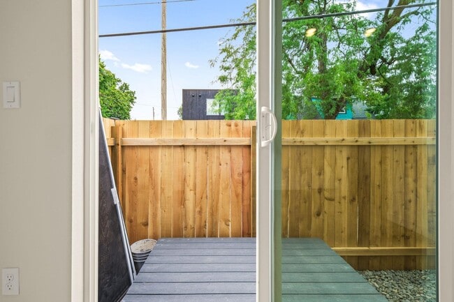 Building Photo - 540 N Blandena St