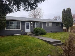 Building Photo - Close to town/Bonus Room/ Dedicated Office/ Garage