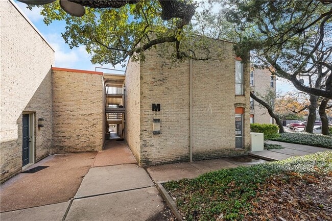Building Photo - 3431 N Hills Dr