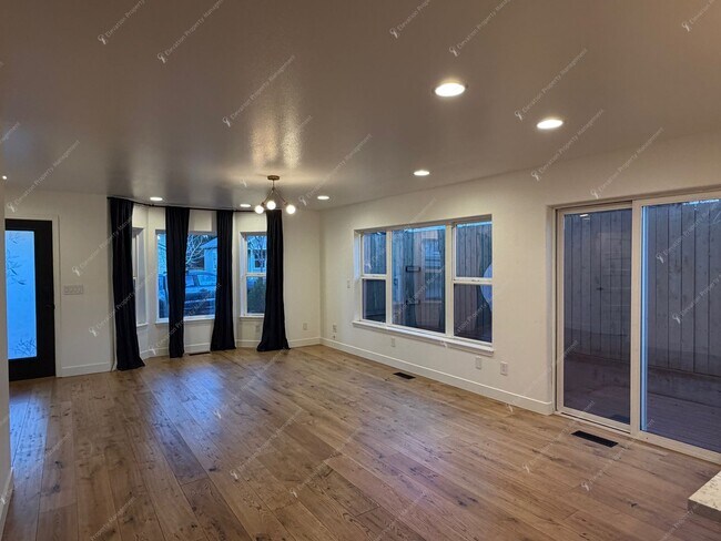 Building Photo - Find a piece of serenity in Historic Old Bend! (Unfurnished)