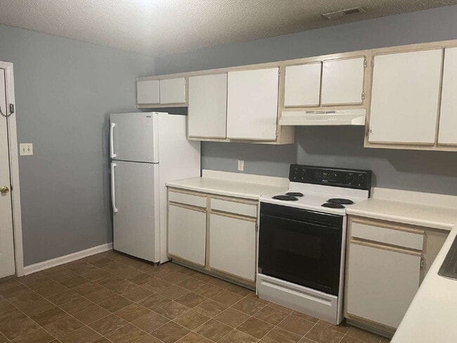 Building Photo - Two Bedroom, 1.5 Bath Townhome-201 Mesa Ln.