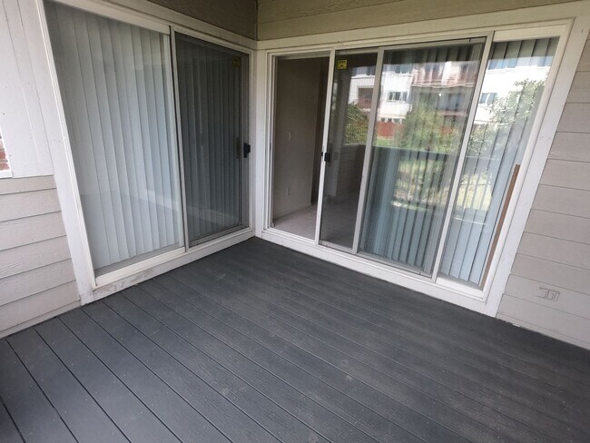 Building Photo - 2850 Aurora Ave