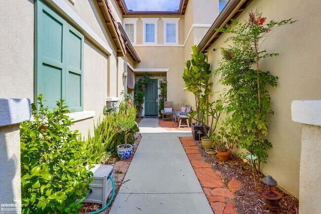 Building Photo - Impeccably Designed 4Bdm 4Ba Home in Desir...