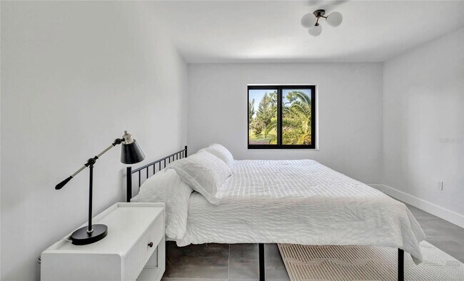 Building Photo - 15180 Lyneburg Ave