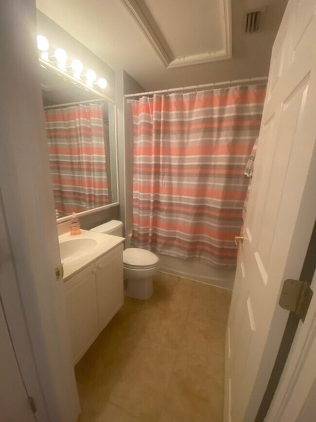 Building Photo - 3 bedroom 2 bath pool home in Colonial Cou...