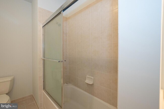 Building Photo - 300 W Elm St