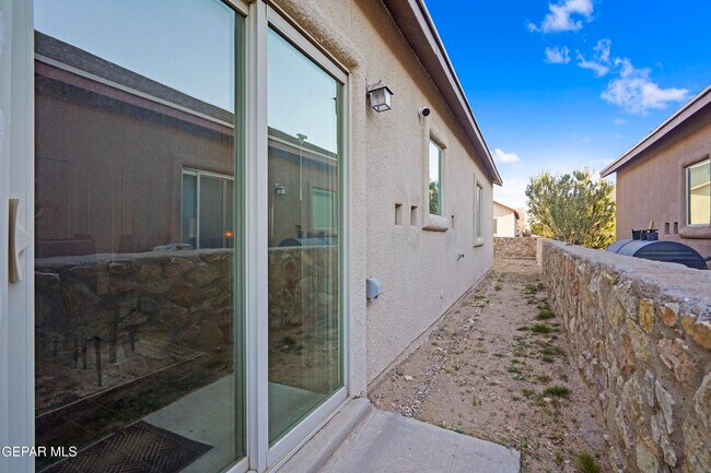 Building Photo - 3768 Loma Adriana