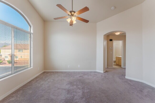 Building Photo - Gated Community Townhome 2 bedroom, 2 bathroom, 1 car garage