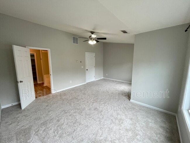 Building Photo - 2048 Lakeshore Overlook Dr