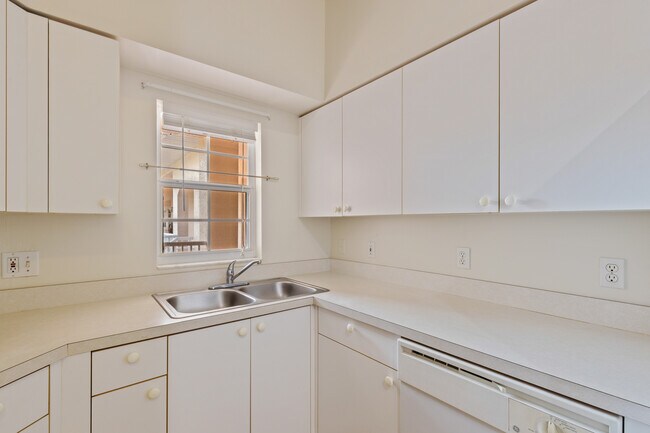 Building Photo - 4240 Central Sarasota Pky