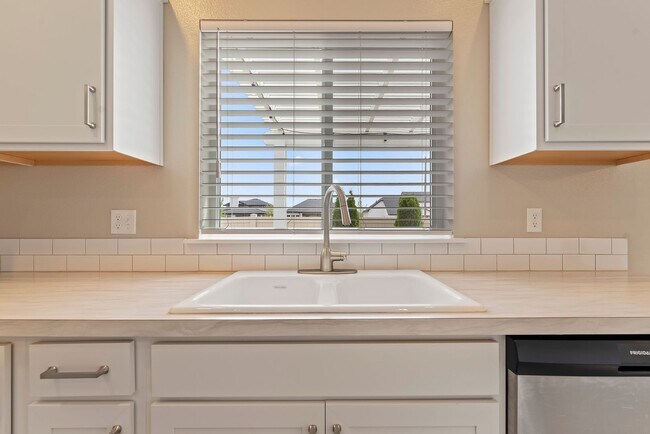 Building Photo - Available Now! 4b/2b Meridian Home