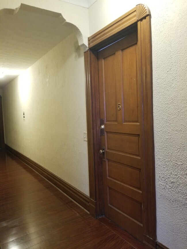 Building Photo - R5