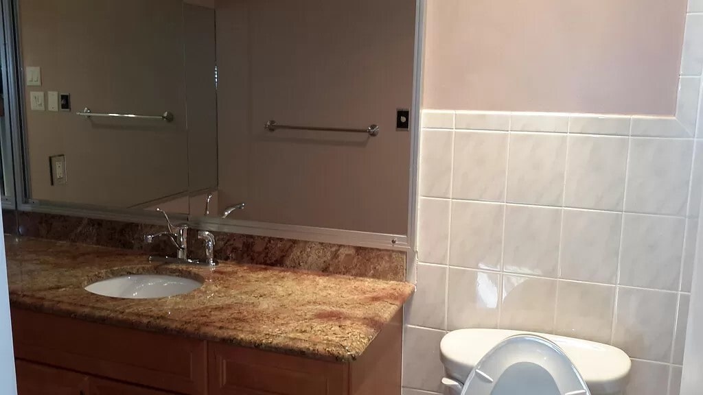 Building Photo - 10 Poinsettia Ct