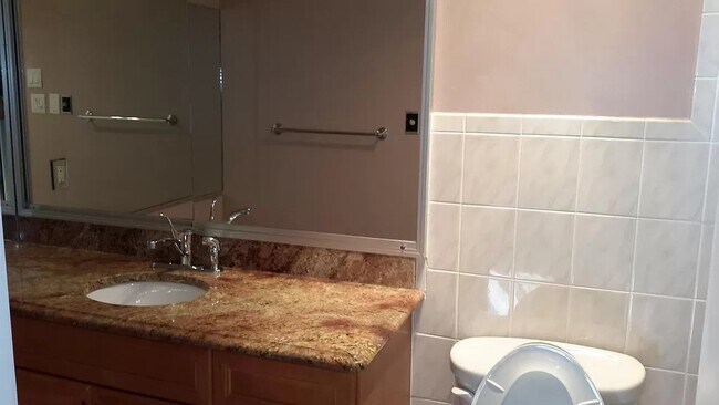 Building Photo - 10 Poinsettia Ct