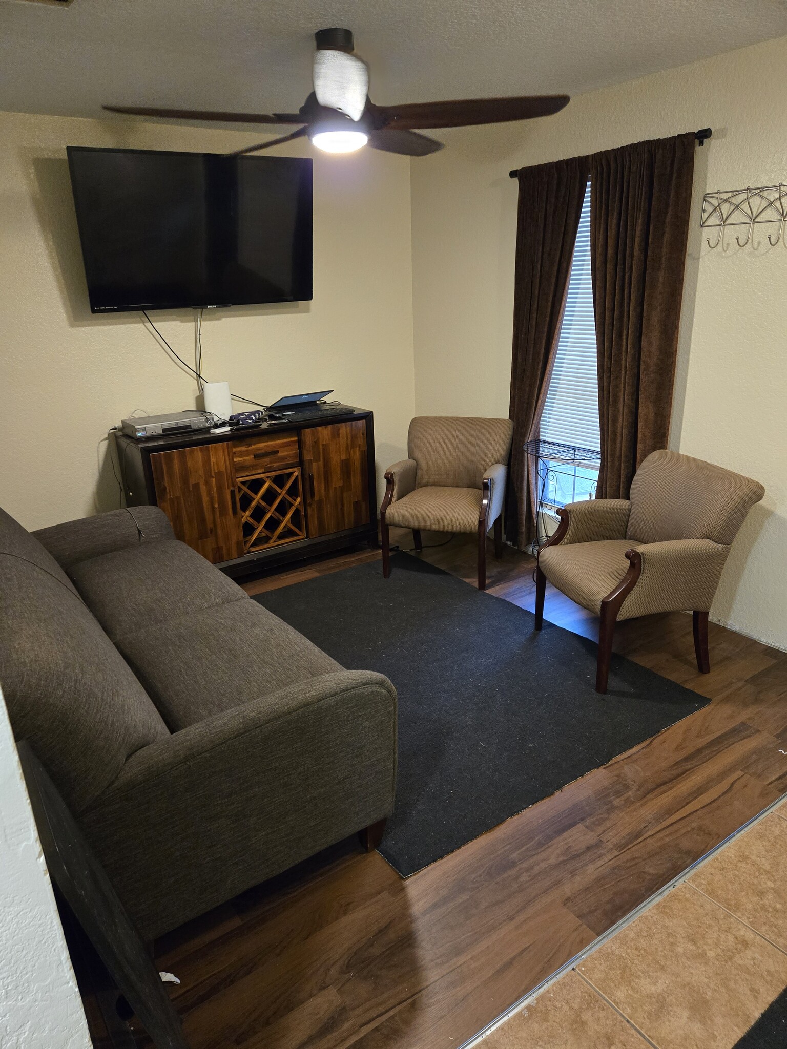 Sitting room - 5935 Bronco Way