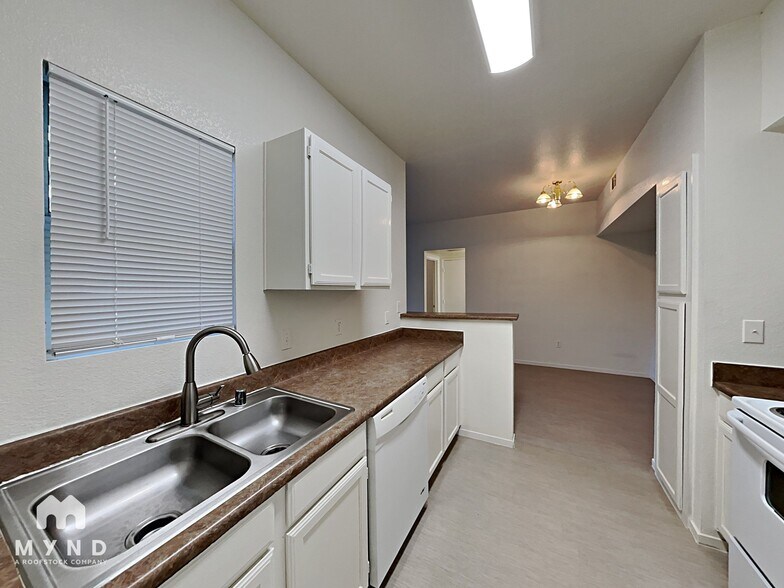 Building Photo - 9620 W Russell Rd