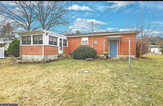 Building Photo - 271 Haybrook Dr