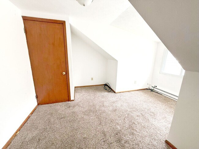 Building Photo - 4 BED 1 BATH BEAUTIFUL SINGLE FAMILY HOME ...
