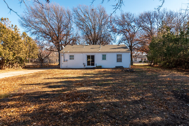 Building Photo - 2901 N Clarence Ave