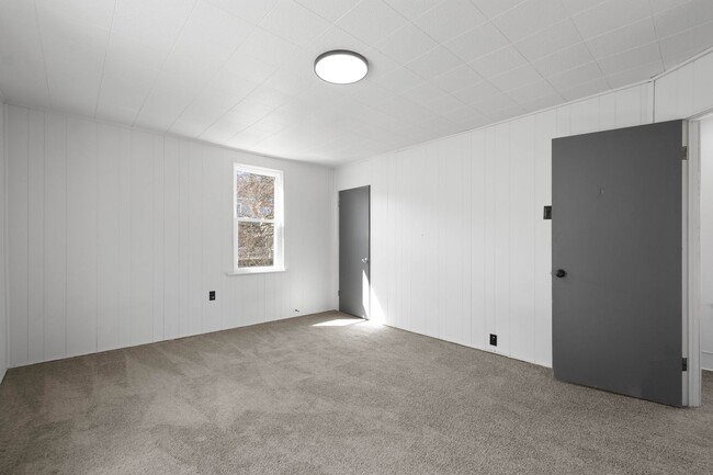 Building Photo - Bright 2 Bedroom home in McKees Rocks Avai...