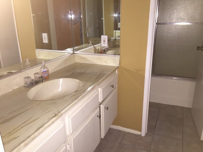 Building Photo - Cozy 2 Bed/2 Bath Condo with In-Unit Washe...