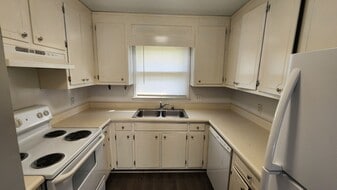 Building Photo - 4424 Bonnell Dr NW